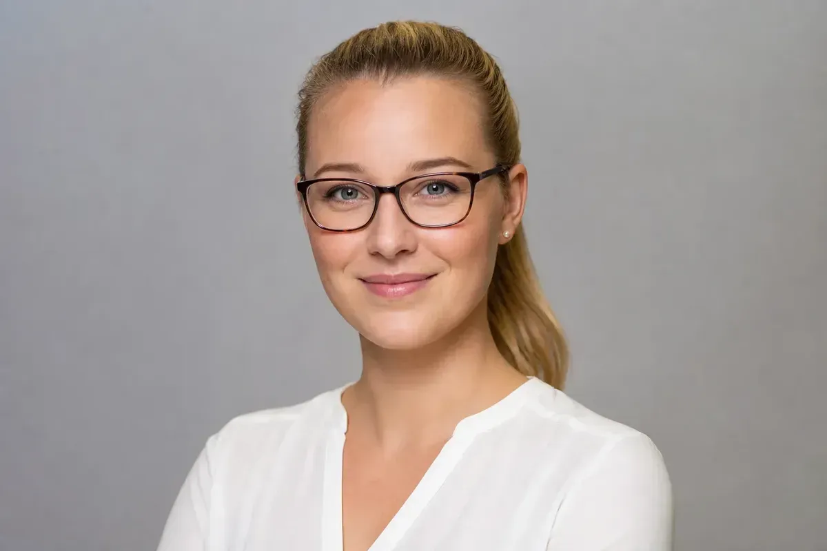 Porträt von Sophie Brandt, Koordinatorin Terminologie