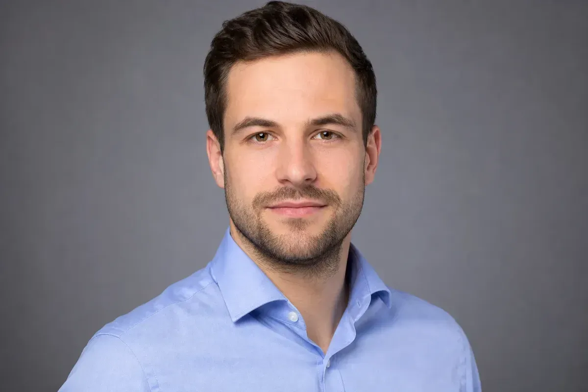 Porträt von Jonas Richter, Redakteur Analyse